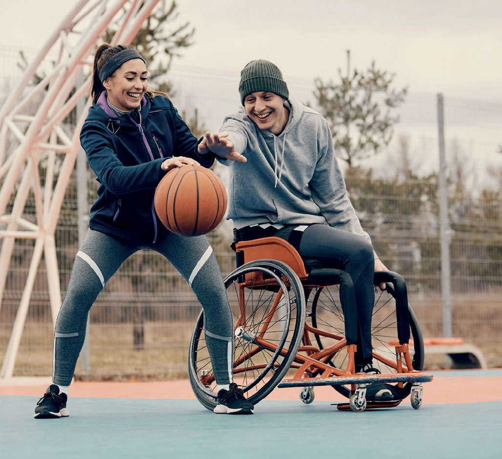Jongeren spelen samen basketbal